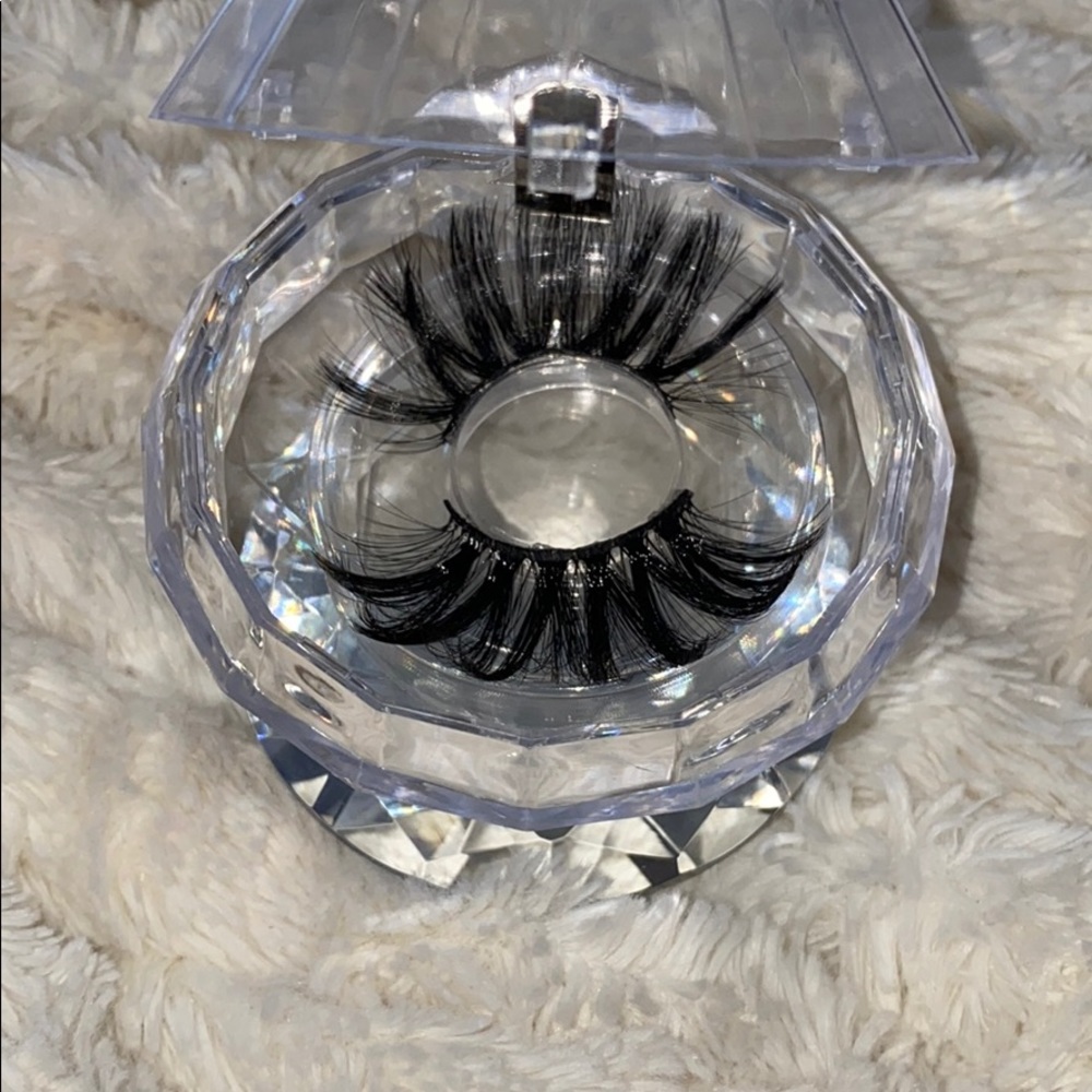 Lashes💕 - Picture 3 of 7